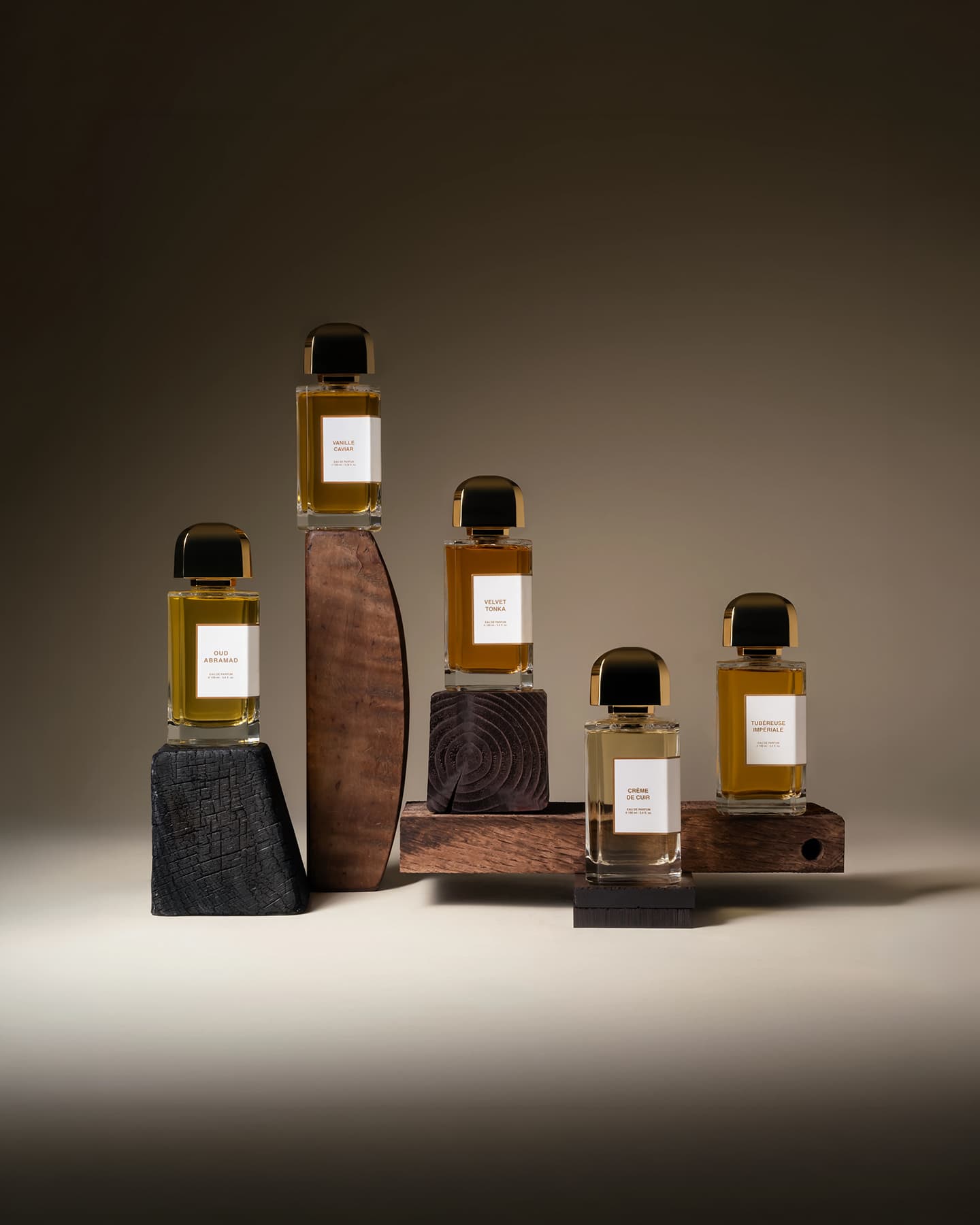 BDK Parfums Collection Matières, fünf Flakons auf dunklen Holzblöcken