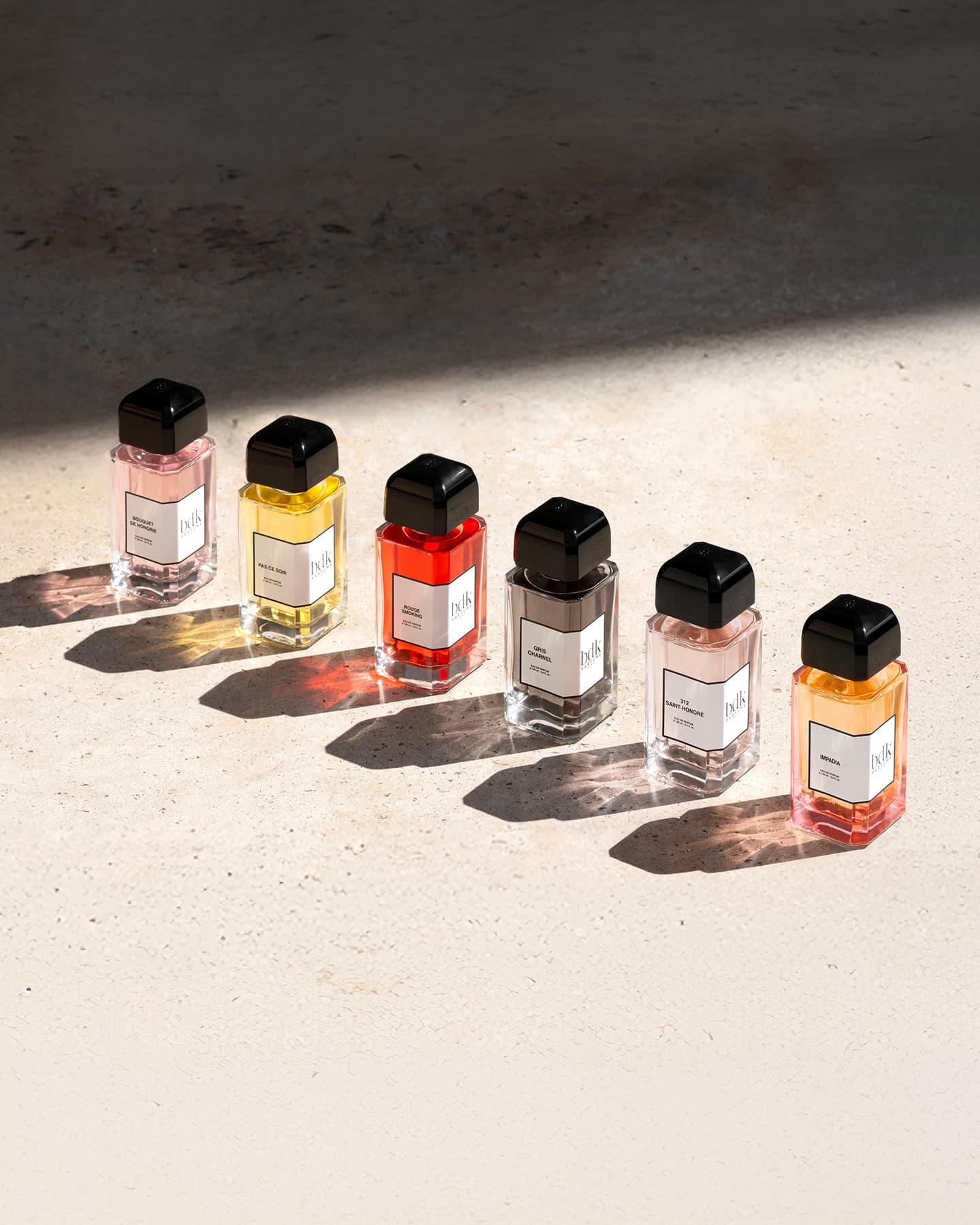 BDK Parfums Collection Parisienne, sechs bunte Flakons in einer Reihe im Streiflicht