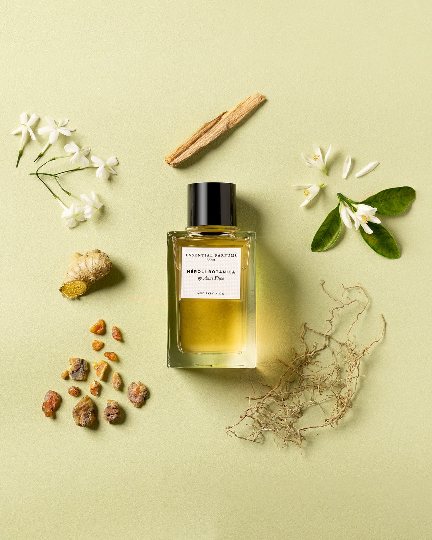 Essential Parfums Néroli Botanica von Anne Flipo zwischen weißen Blüten, Holz, Ingwer und Harz