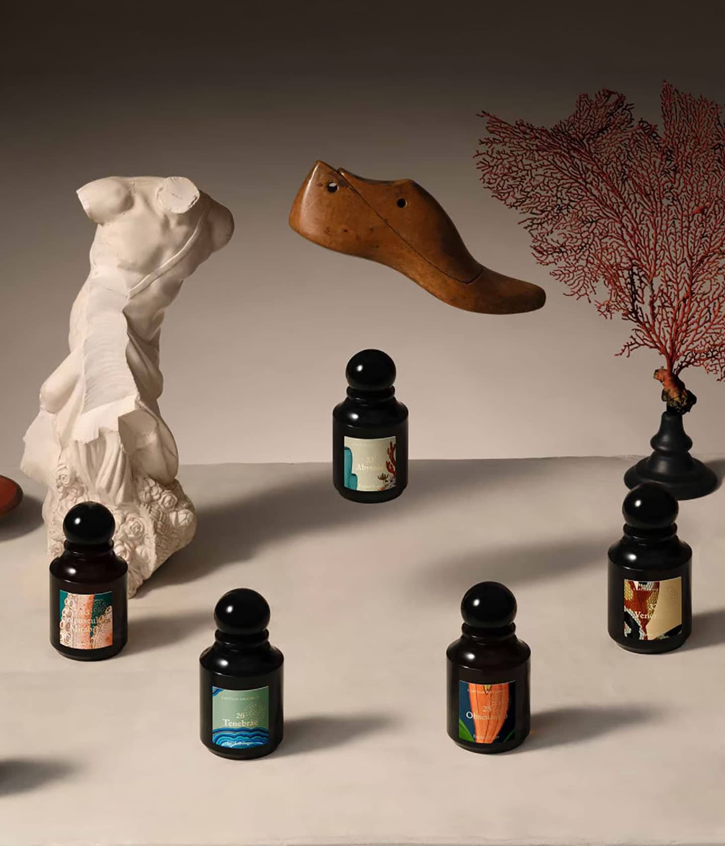 L'Artisan Parfumeur La Botanique, Flakons zwischen Gipsskulptur, Schuhleisten und Korallenzweig