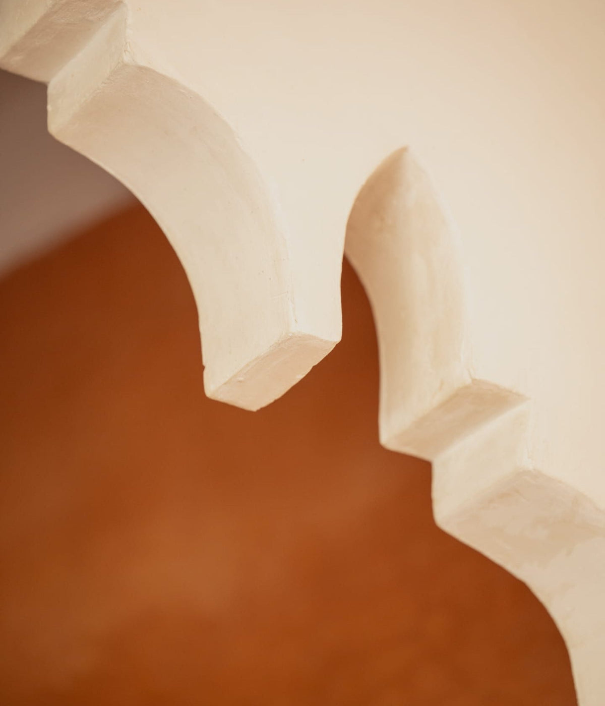 Duft und Kultur Editorial – Oriental Myths, Moorish arch in pale plaster against a terracotta wall