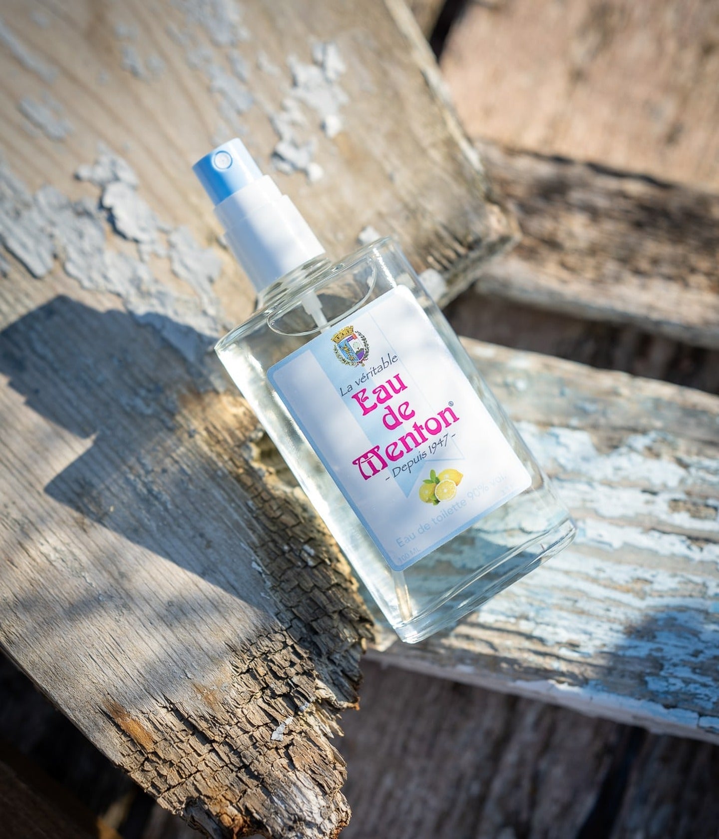 Eau de Menton Flasche auf verwittertem Holz