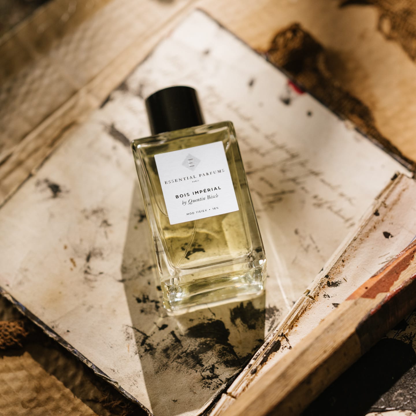 Essential Parfums Bois Impérial von Quentin Bisch auf alten, beschriebenen Papierbögen