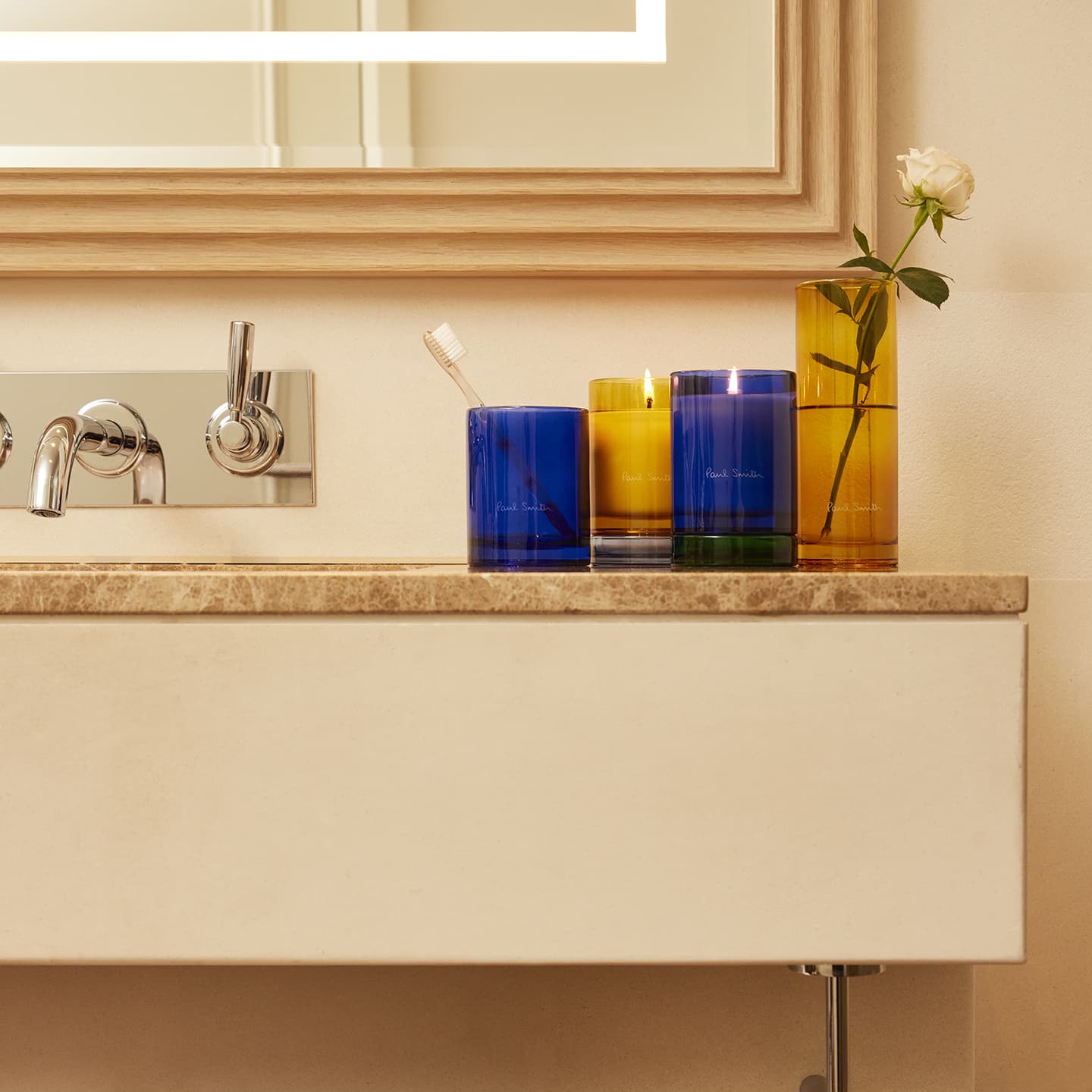 Paul Smith Daydreamer, Duftkerzen und Vase am Waschtisch im Badezimmer