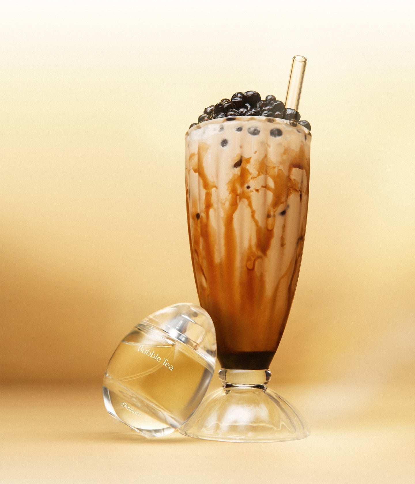 Eau de Parfum Bubble Tea von d’Annam neben einem Glas Bubble Tea