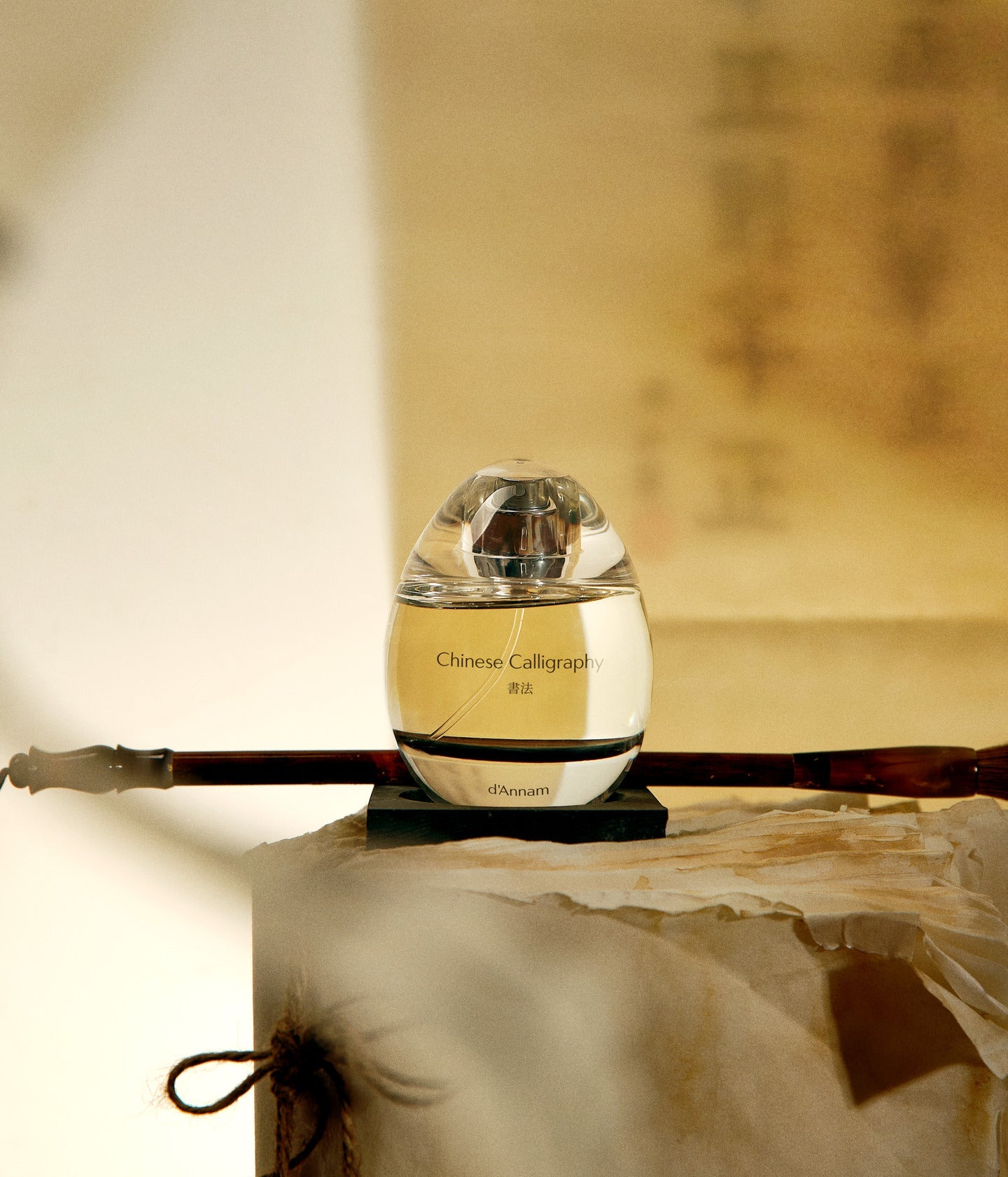 Eau de Parfum Chinese Calligraphy von d’Annam vor einer Kalligraphie