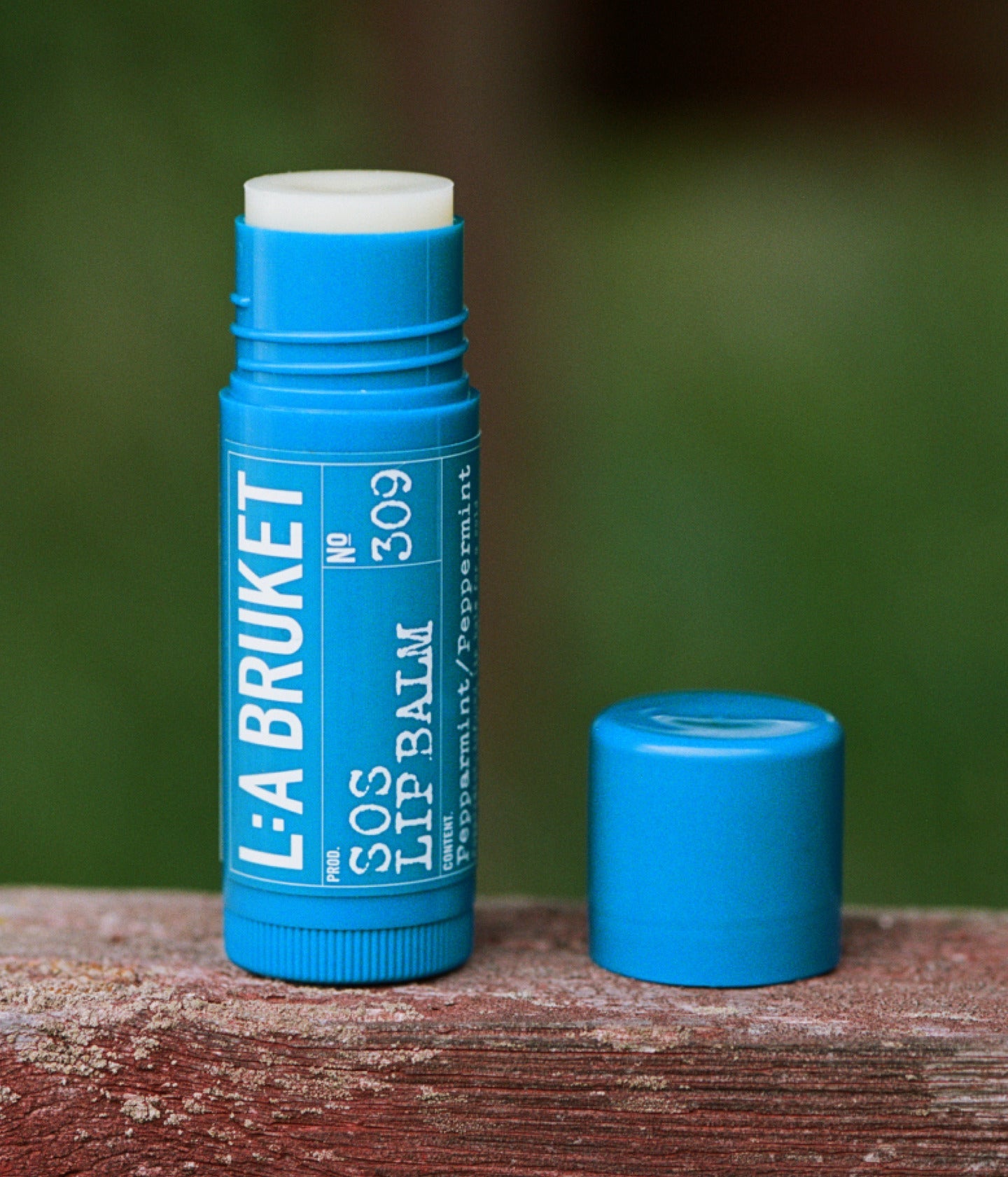 309 SOS Lip Balm Peppermint von L:A Bruket mit geöffnetem Deckel