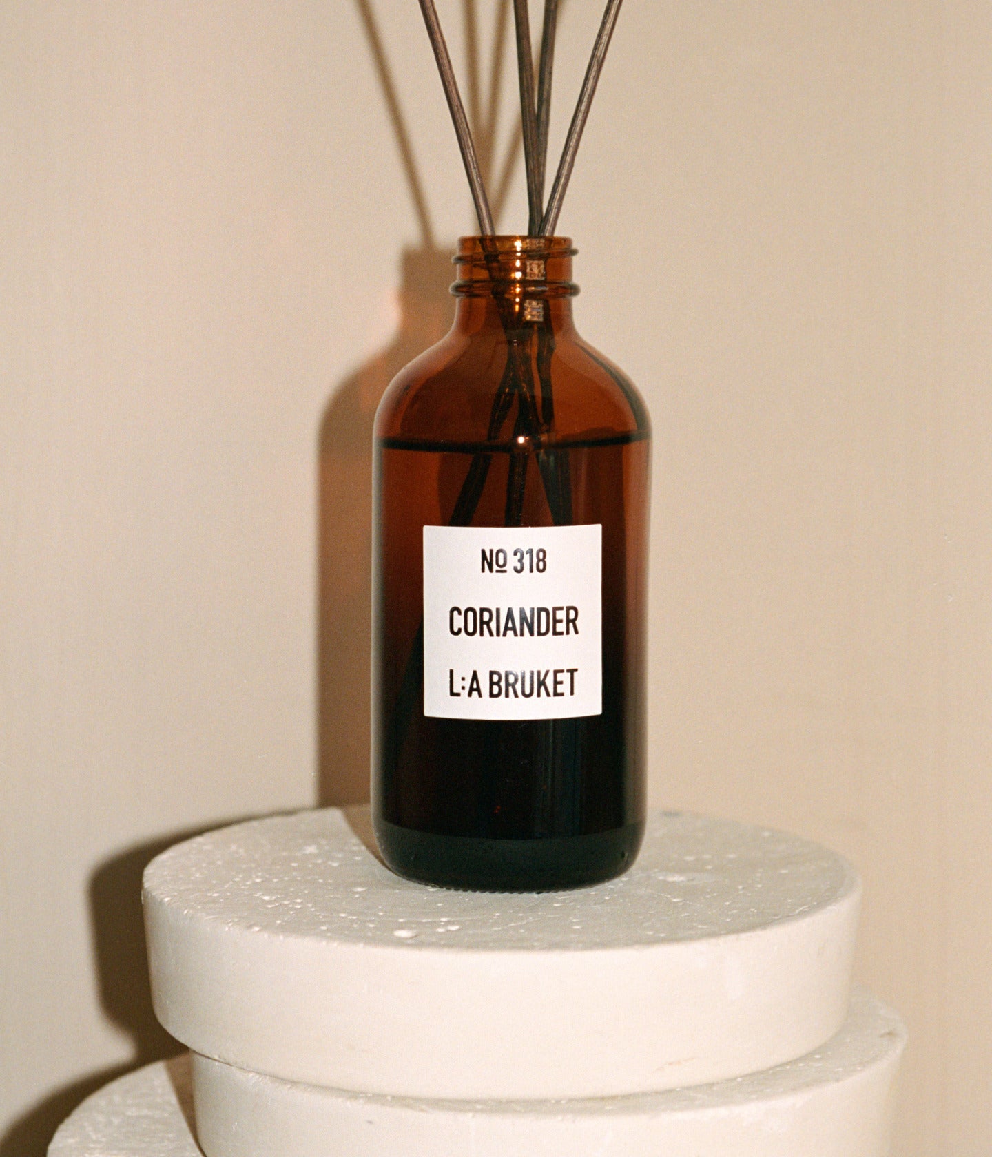 Raumdiffuser No.318 Coriander von L:A Bruket auf weißen Steinscheiben