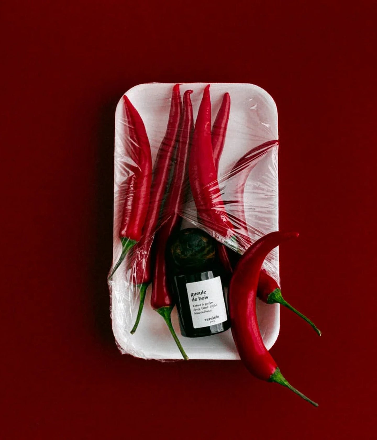 Gueule de Bois von Versatile Paris zwischen roten Chilischoten