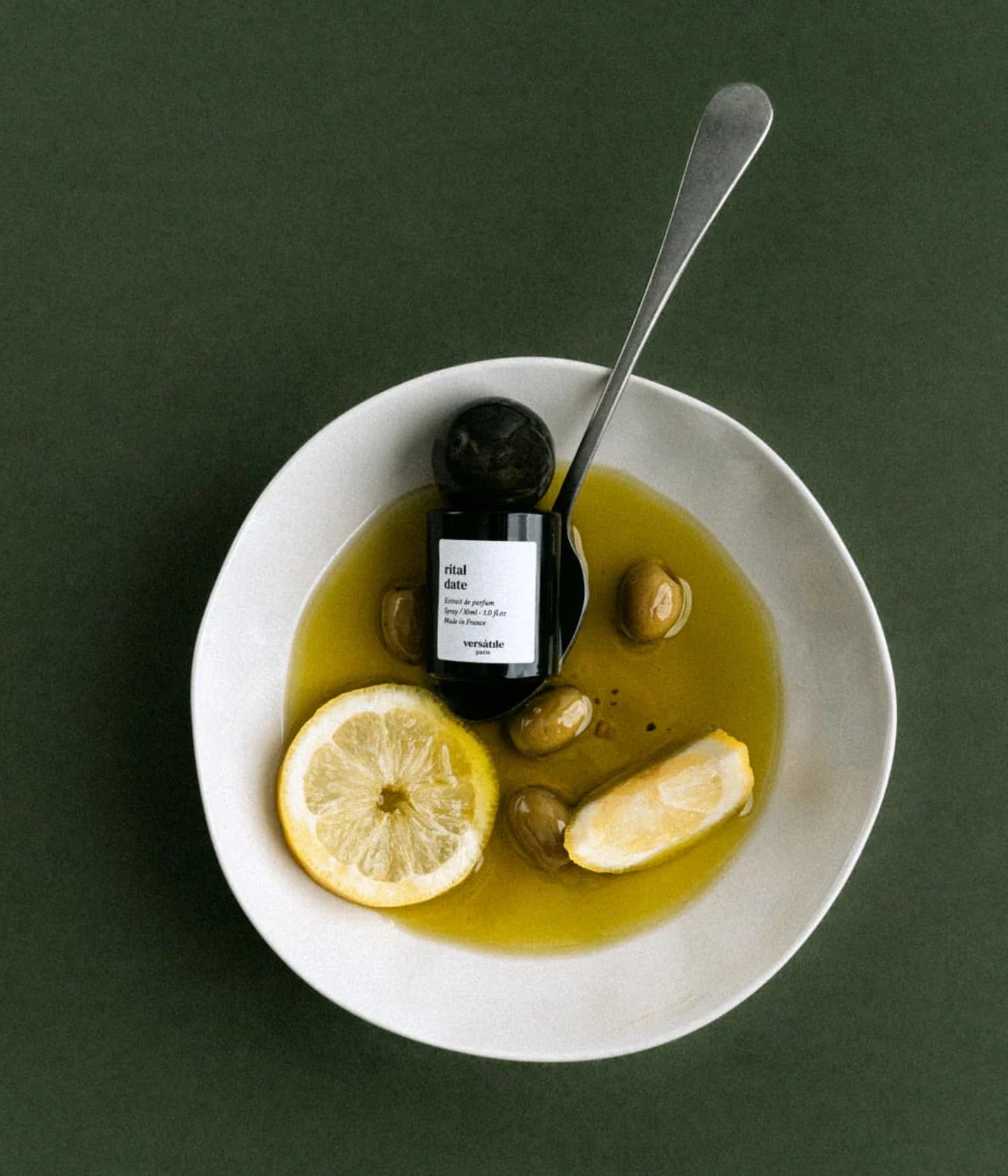 Rital Date von Versatile Paris in einer Schale mit Olivenöl und Zitrone