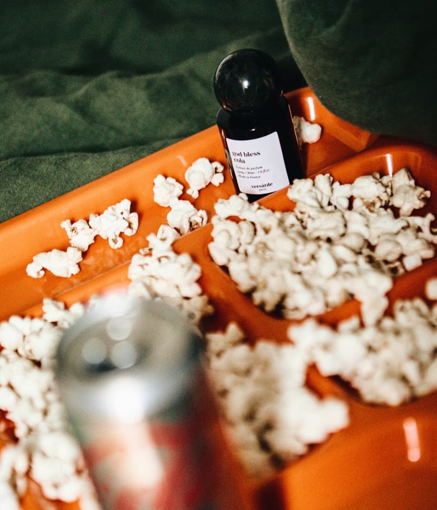God Bless Cola von Versatile Paris auf einem Popcorn-Tablett