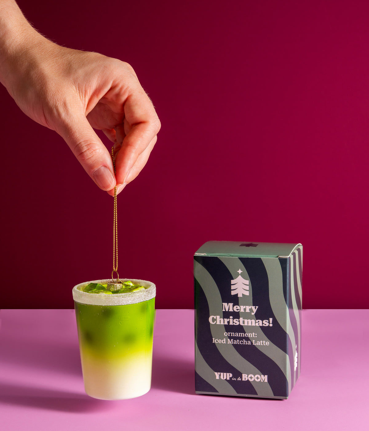 Yup in de boom Christbaumschmuck Iced Matcha Latte, an der Schnur gehalten, mit Verpackung